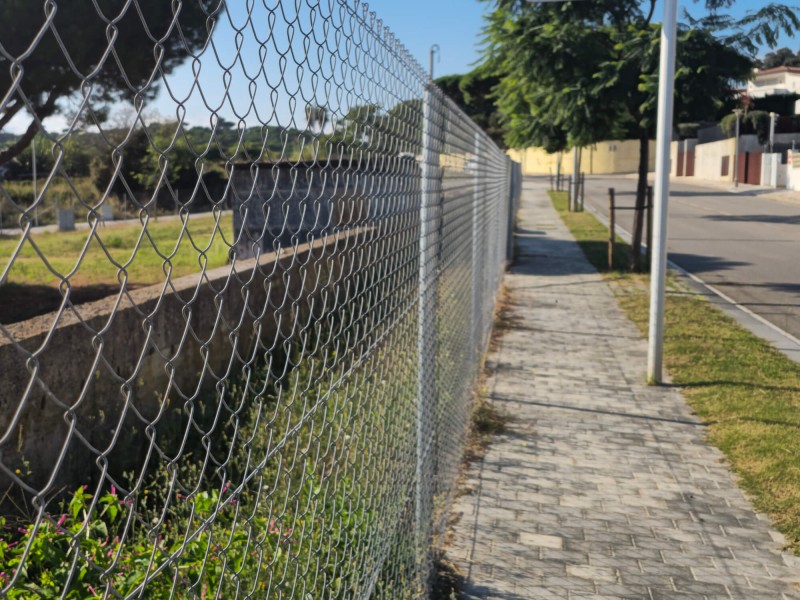Malla Simple Torsión Galvanizada - Valla 1,2m x 10m | CNX