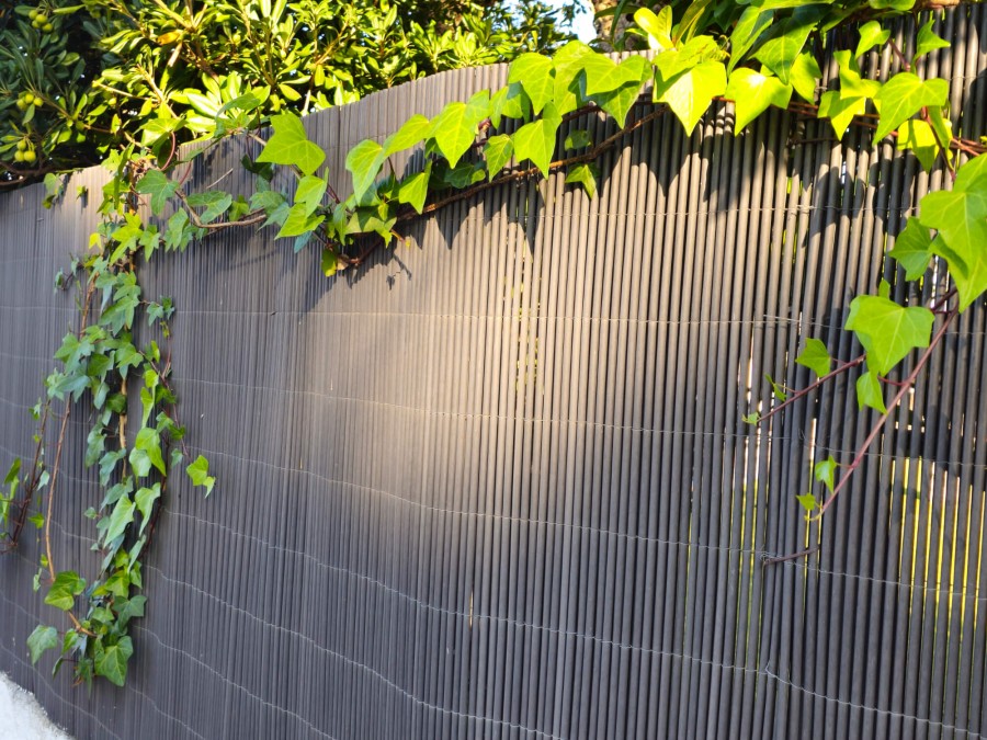 Rollo mimbre artificial estrecho PVC 1x5m, 60% ocultación, gris antracita, 5 años garantía | CNX