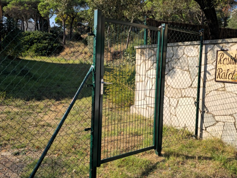 Puerta 1 B. 1.1m x 1.8m 60x60x2.0 V. (Ext. con llave/Int. pestillo)