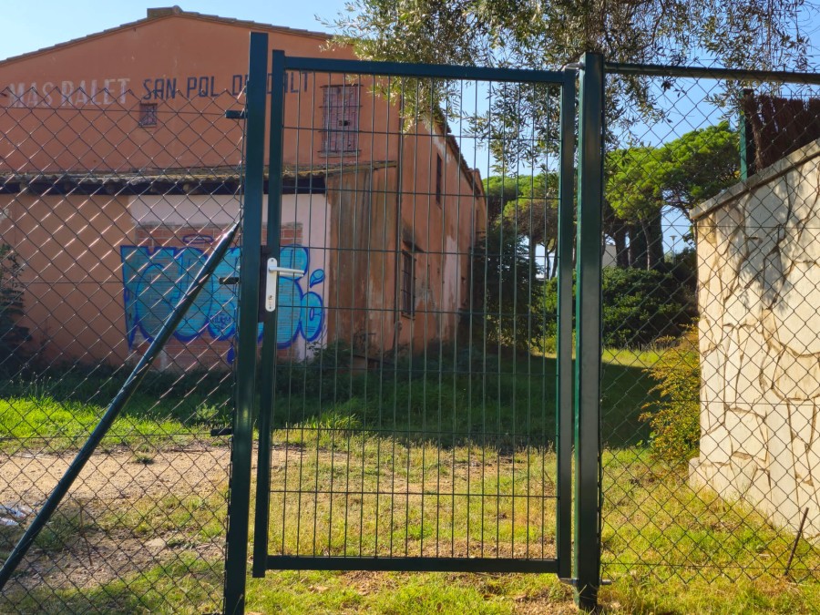 Puerta 1 B. 1.1m x 1.8m 60x60x2.0 V. (Ext. con llave/Int. pestillo)